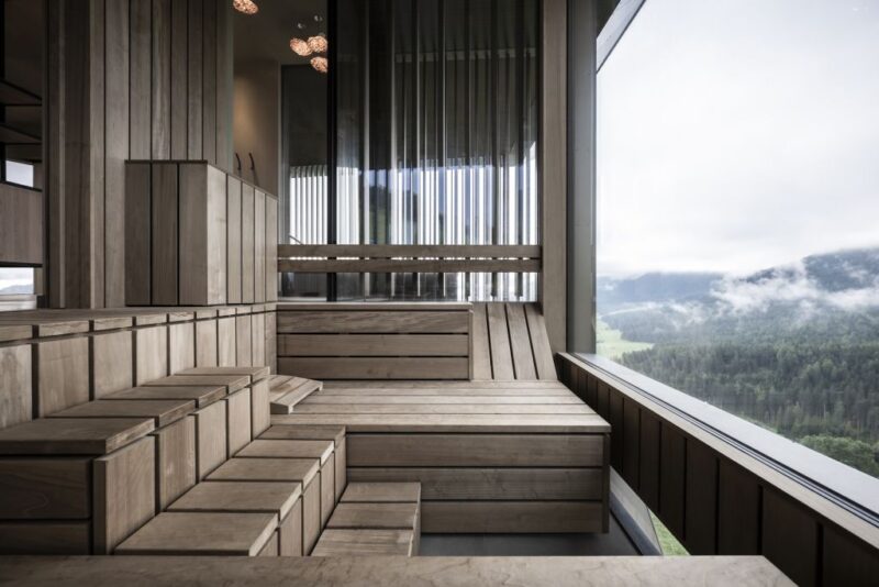 Una delle saune dell’hotel Hubertus in Valdaora con vista sulla valle 