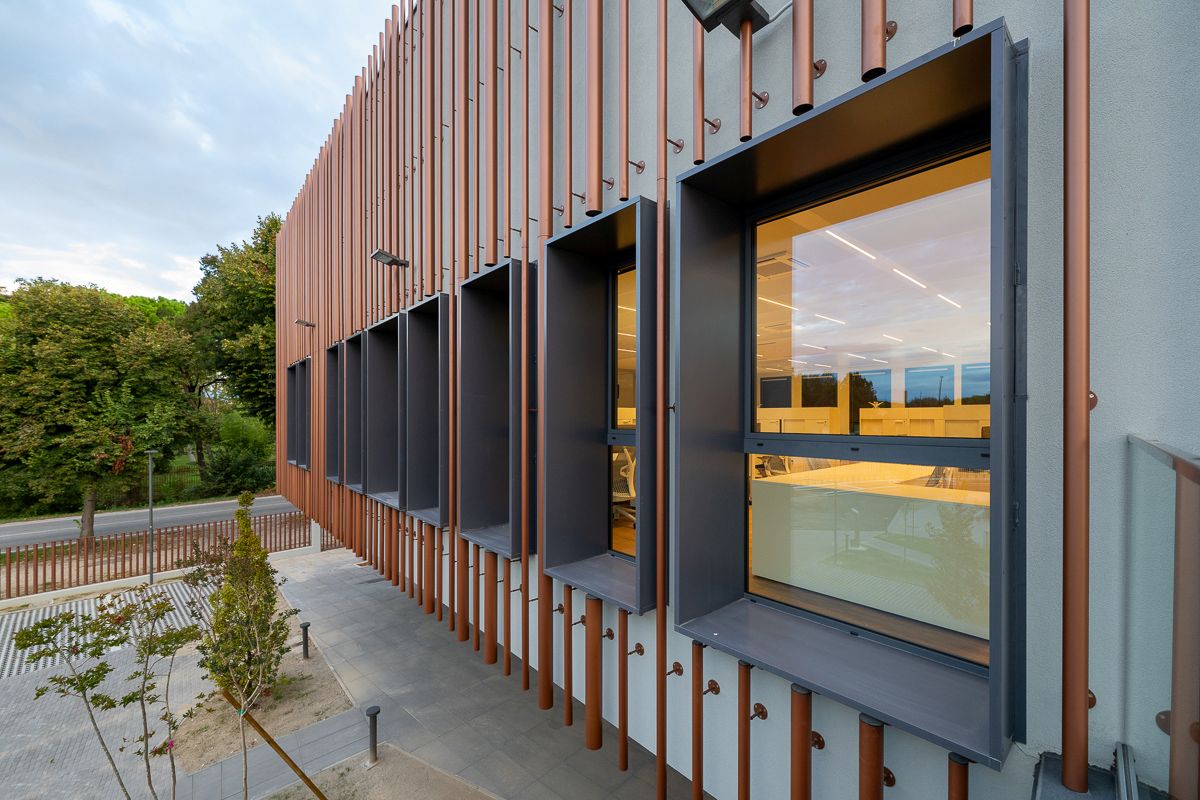 Gli elementi cilindrici verticali di rivestimento della facciata della nuova sede Italgas