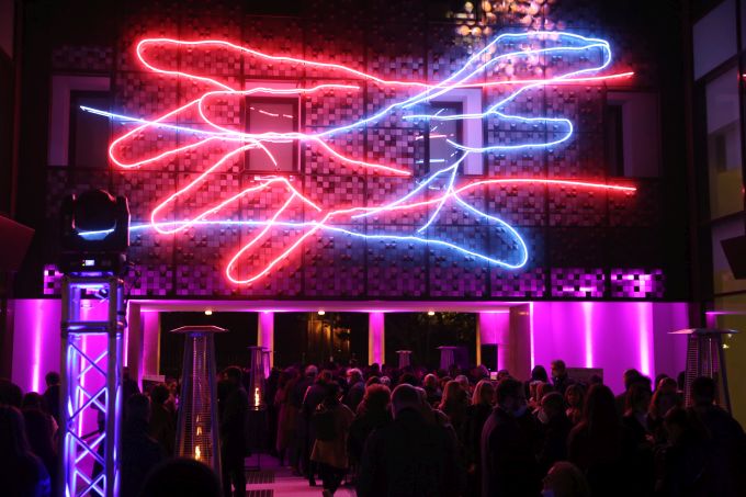 vetra building a Milano: L’installazione dell’opera d’arte site-specific “X”