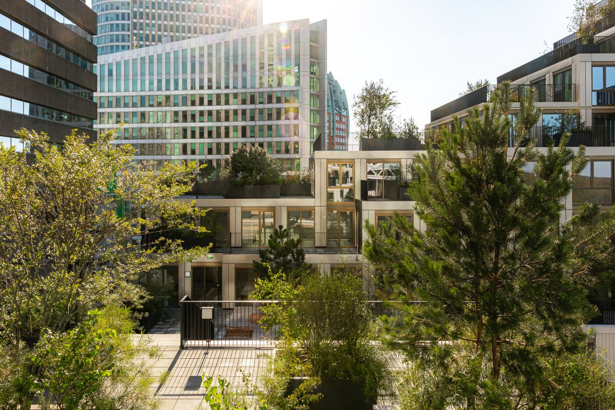 La piazza verde davanti al KJ Den Haag by Powerhouse Company La piazza verde davanti al KJ Den Haag by Powerhouse Company