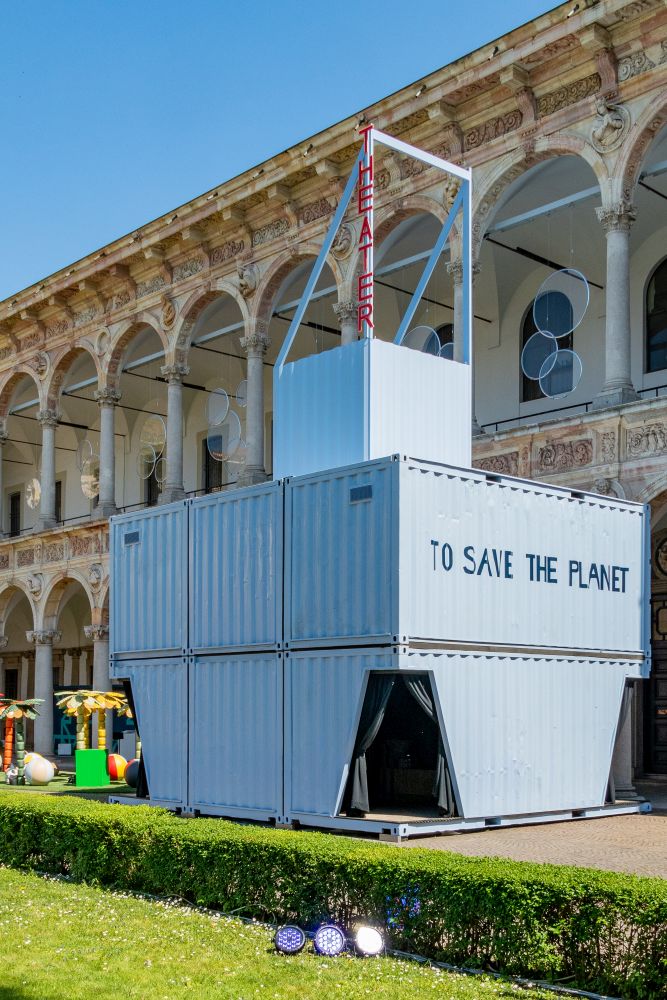 L'installazione A Theater to Save the Planet al Fuori Salone 2023, con i container recuperati dal mare