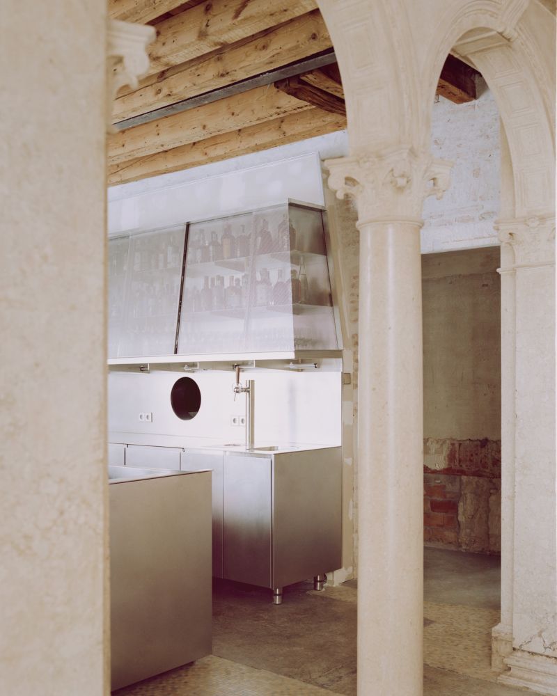 La cucina a vista del Caffè Nazionale ad Arzignano 