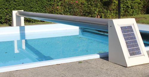 Acqua SPA – Coperture: Avvolgitore motorizzato con alimentazione solare in piscina. 