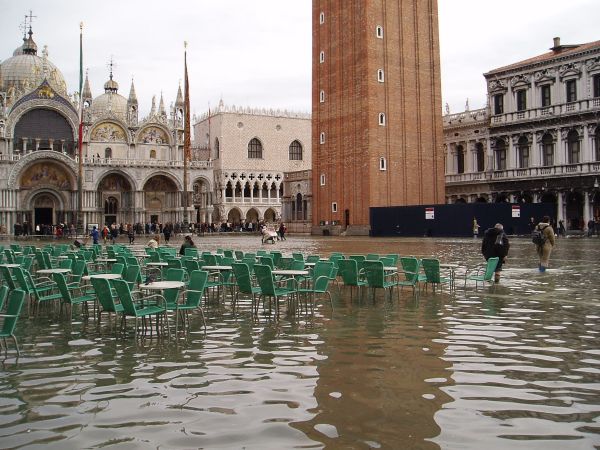 Acqua alta in Piazza San Marco a Venezia