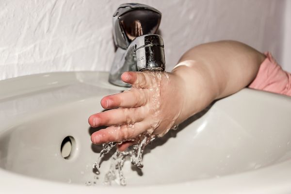 Riutilizzo dell'acqua di scarto di rubinetti e docce
