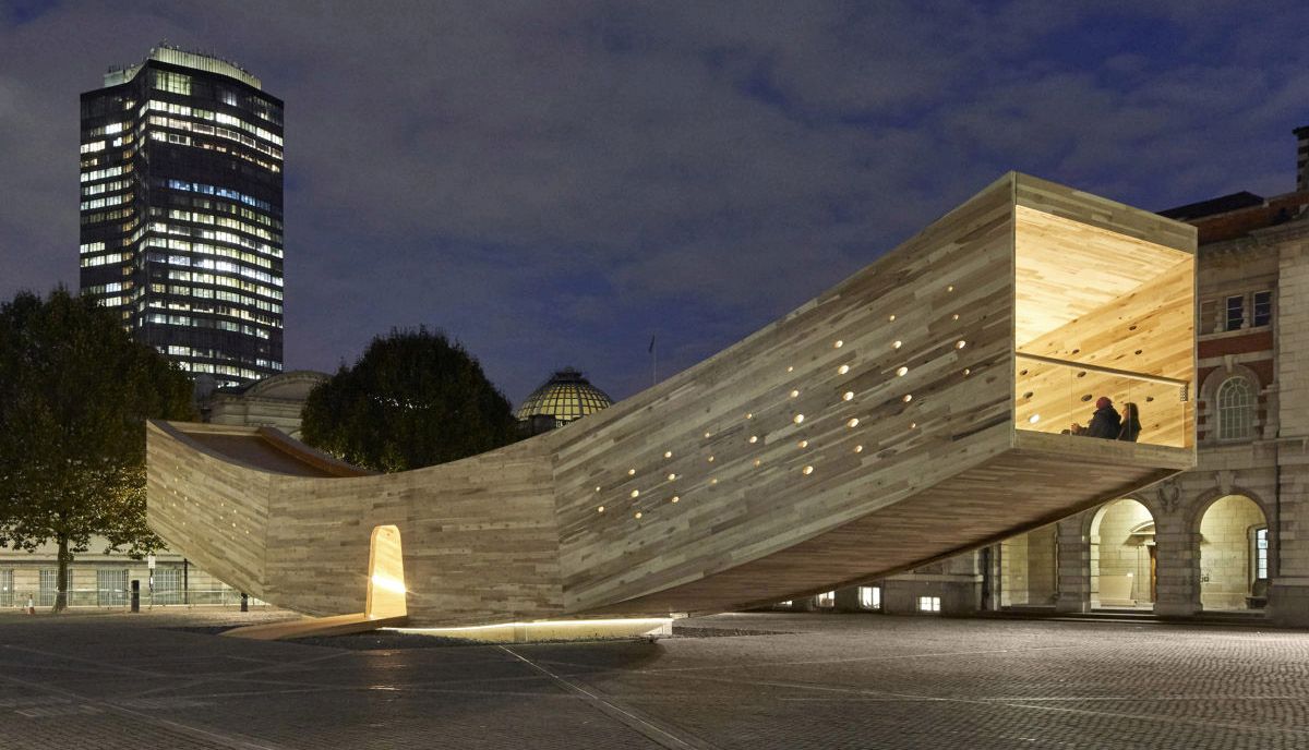 The Smile by Alison Brooks Architects, costruito in occasione del London Design Festival del 2016. CLT curvo di Tulipier americano. The Smile by Alison Brooks Architects, costruito in occasione del London Design Festival del 2016. CLT curvo di Tulipier americano.