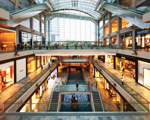 Anonimo Il mercato dei negozi nel capoluogo lombardo