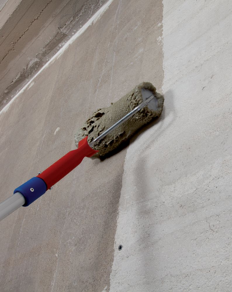 Applicazione del primo strato di adesivo MAPEWRAP EQ ADHESIVE Applicazione del primo strato di adesivo MAPEWRAP EQ ADHESIVE