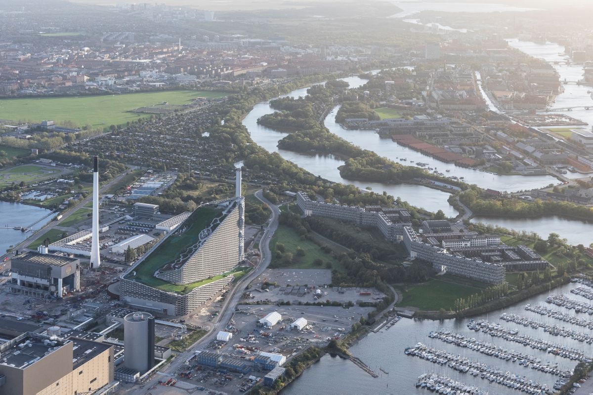 CopenHill, progettato da BIG è un impianto di termovalorizzazione dei rifiuti CopenHill, progettato da BIG è un impianto di termovalorizzazione dei rifiuti