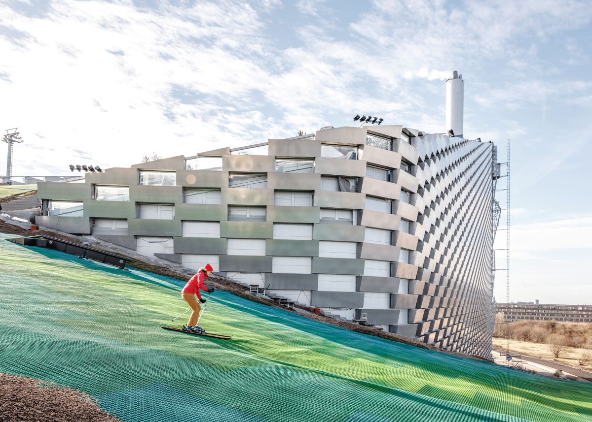 La pista da sci artificiale sul tetto di CopenHill La pista da sci artificiale sul tetto di CopenHill