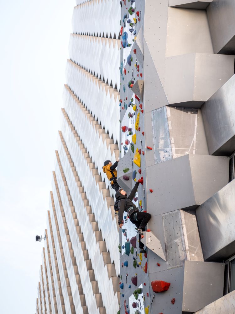 La parete di arrampicata sul tetto di CopenHill La parete di arrampicata sul tetto di CopenHill