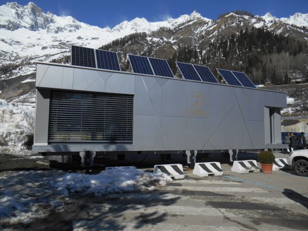 Il modulo BiosPHera 2.0 ai piedi del Monte Bianco.
