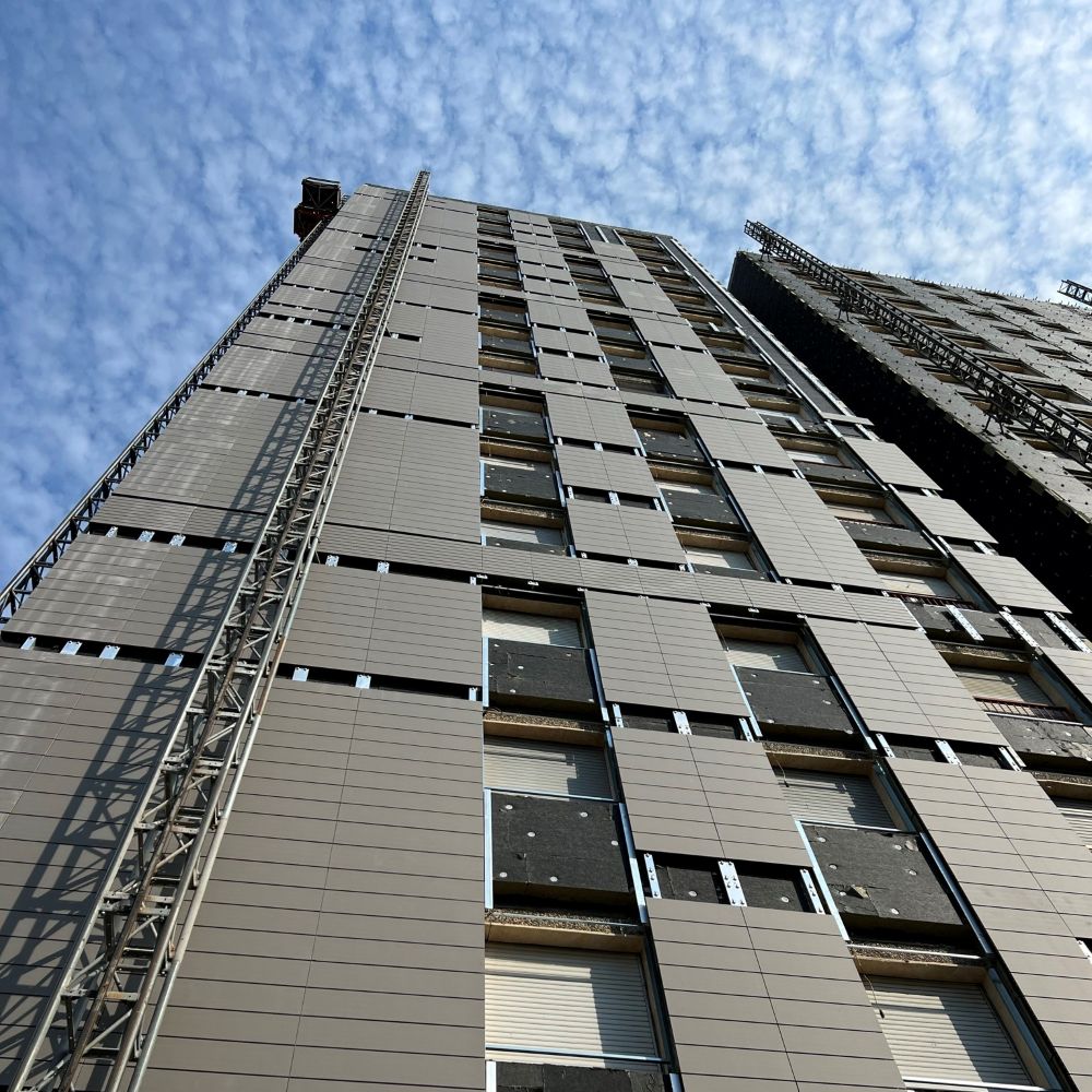 La facciata ventilata del complesso complesso condominiale Ca’ Granda di Milano La facciata ventilata del complesso complesso condominiale Ca’ Granda di Milano