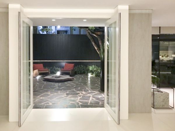 Porta a doppia anta Ergon Living di CELEGON esposta nello studio di architettura João Armentano in Brasile 