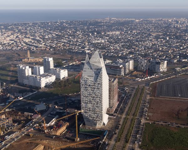 Casablanca Finance Tower: motivi geometrici e schermo reticolare in legno