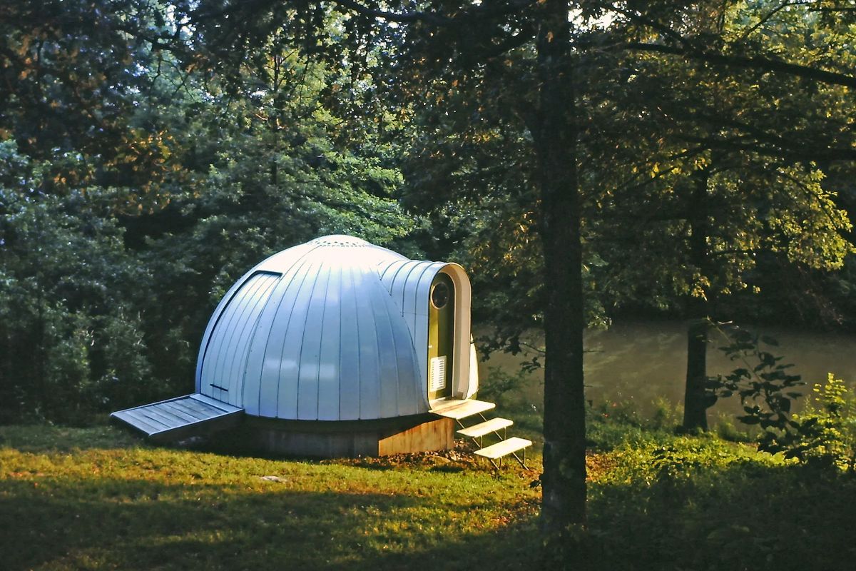 La Dome Cluster House, progettata nel 1982 da Michael Jantzen, nasce come un’abitazione sperimentale nel sud dell’Illinois La Dome Cluster House, progettata nel 1982 da Michael Jantzen, nasce come un’abitazione sperimentale nel sud dell’Illinois