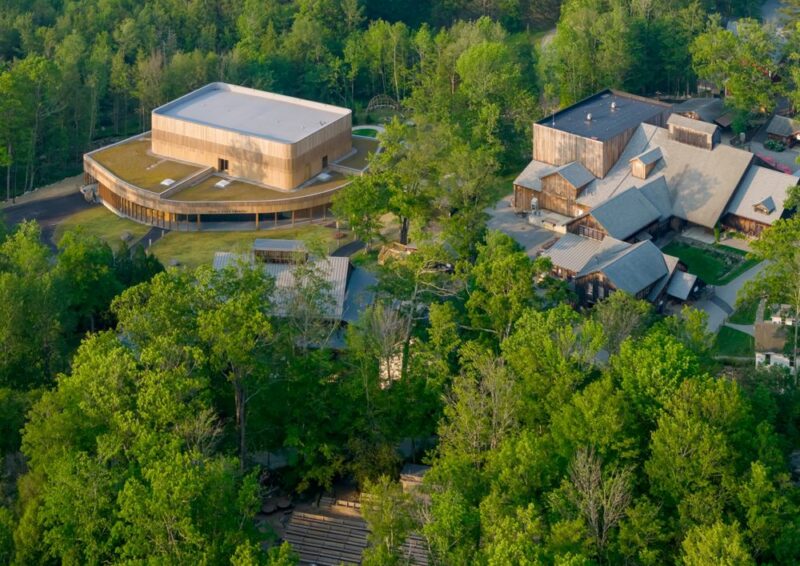 Doris Duke Theatre: struttura in legno realizzata nel rispetto per i principi indigeni