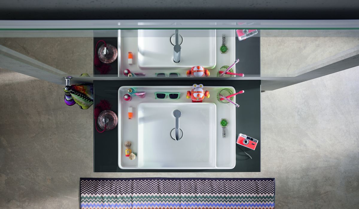 Lavabo con la pratica suddivisione della serie Bento, un progetto di Philippe Starck per Duravit