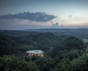 Suggestivo hotel sulla cima di una montagna con vista sulle foreste di bambù
