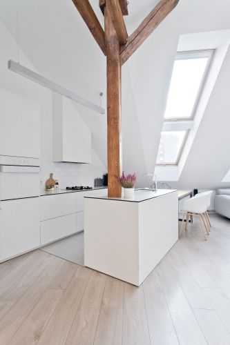 La finestra Fakro finestra proSky assicura massima luminosità e ricambio d’aria nelle cucine mansardate