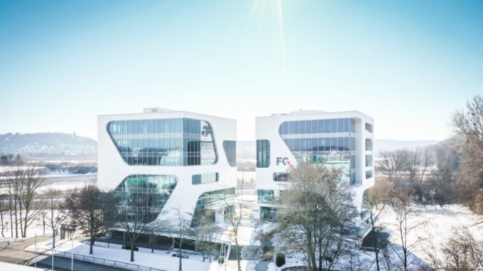I due edifici a forma di cubo della nuova sede FC Ingenieure con vetro intelligente Nuova sede FC Ingenieure con vetro intelligente