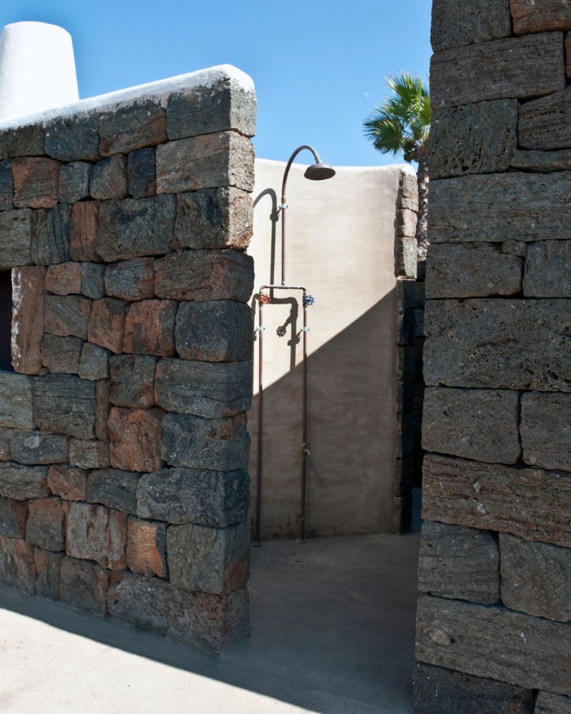 Riqualificazione di una vecchia stalla a Pantelleria, la doccia esterna. Progetto Gianluca Bugeia Studio Riqualificazione di una vecchia stalla a Pantelleria, la doccia esterna. Progetto Gianluca Bugeia Studio