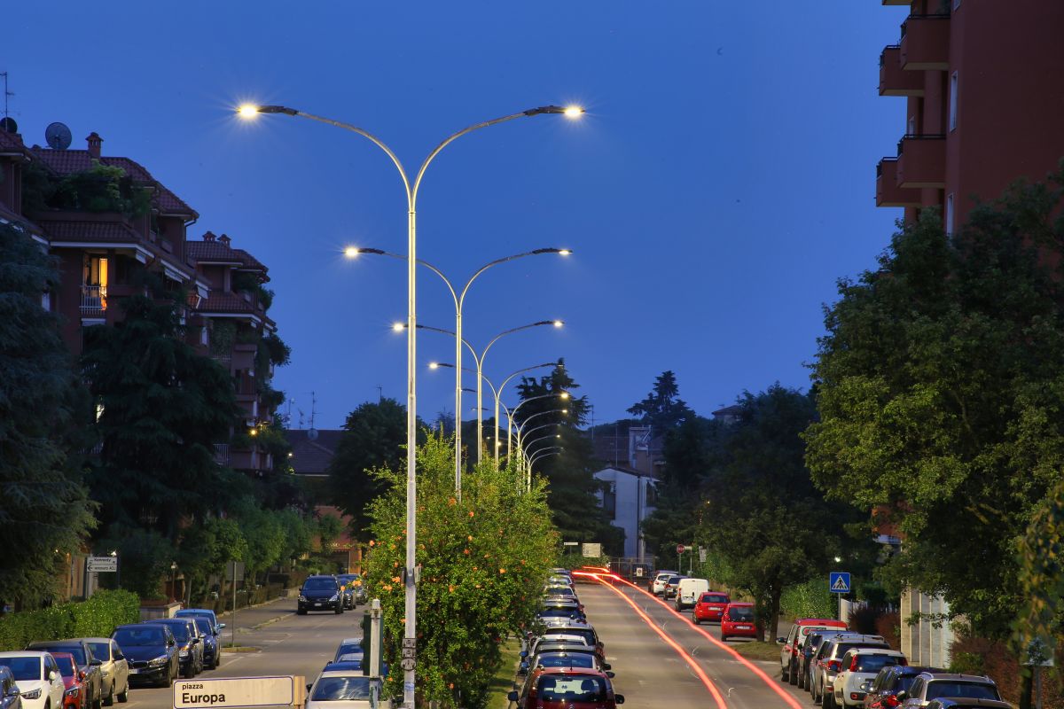 Efficienza, comfort visivo e semplicità di manutenzione sono le principali caratteristiche della selezione di prodotti per l’illuminazione stradale a LED by GMR Enlights.