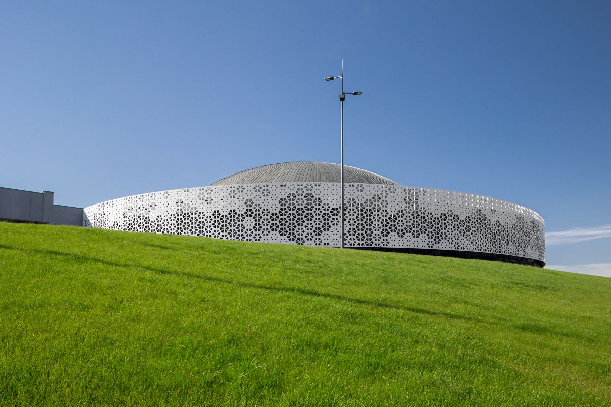Urania Sports & Entertainment Centre con facciata in HIMACS Alpine White Urania Sports & Entertainment Centre con facciata in HIMACS Alpine White