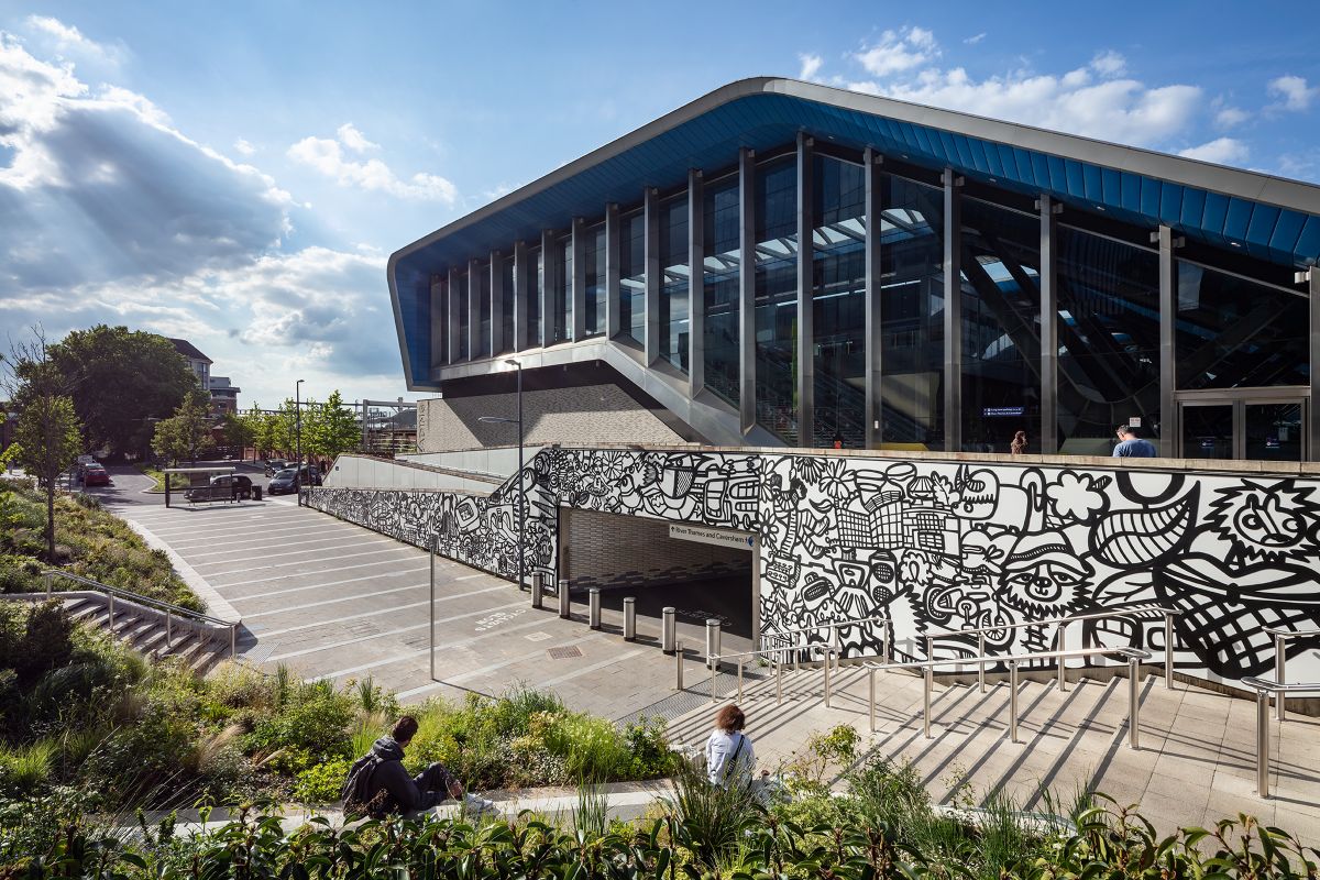 Murale urbano retroilluminato a Reading realizzato con tecnologia HIMACS 