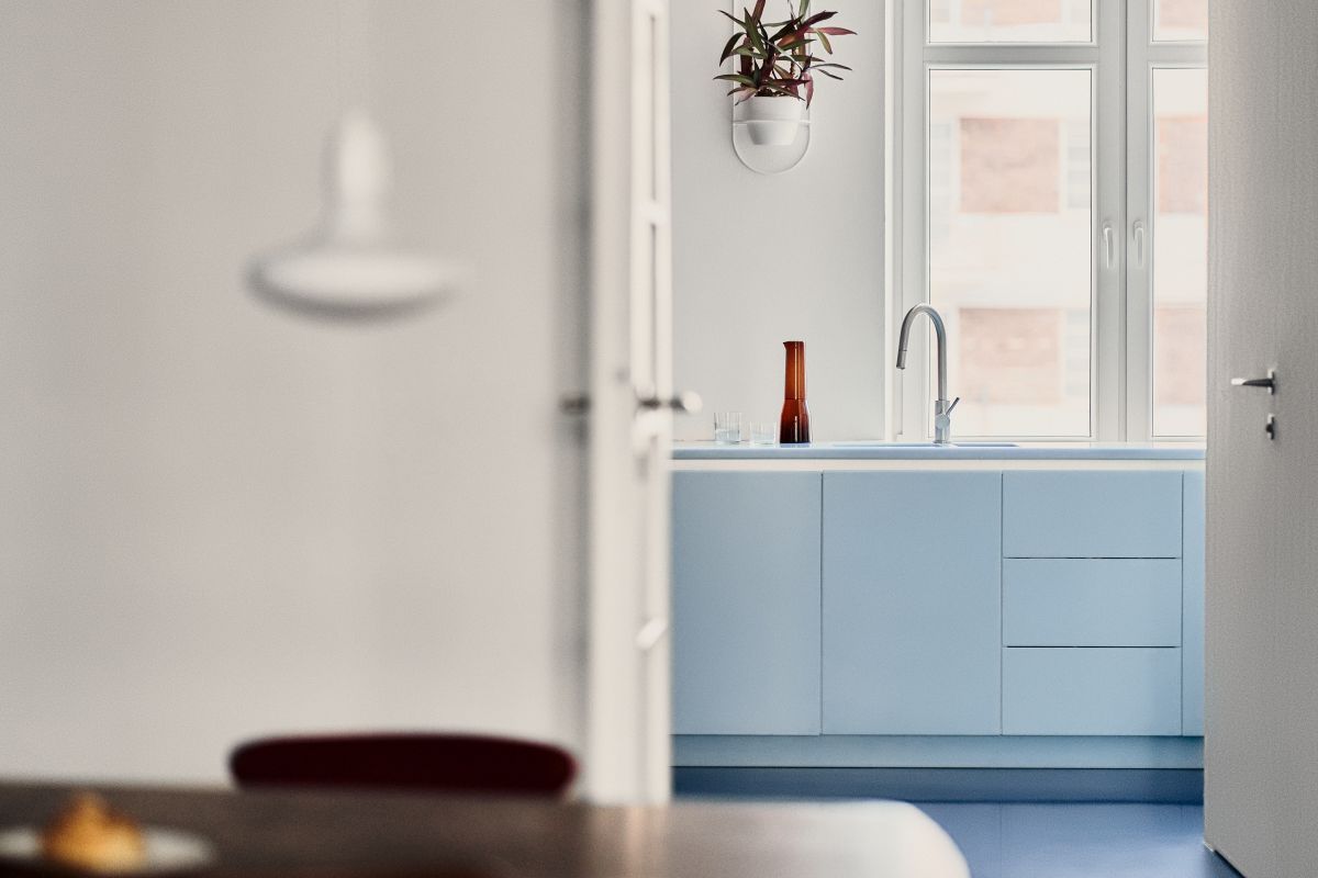 La cucina di un appartamento storico di Varsavia unisce fascino d’epoca e design contemporaneo grazie a HIMACS Sapphire