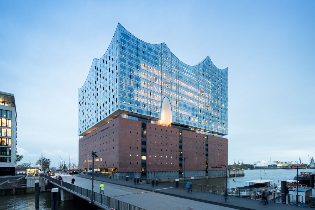 Elbphilharmonie di Amburgo, esempio di architettura ibrida: monolitica + articolata Elbphilharmonie di Amburgo, esempio di architettura ibrida: monolitica + articolata