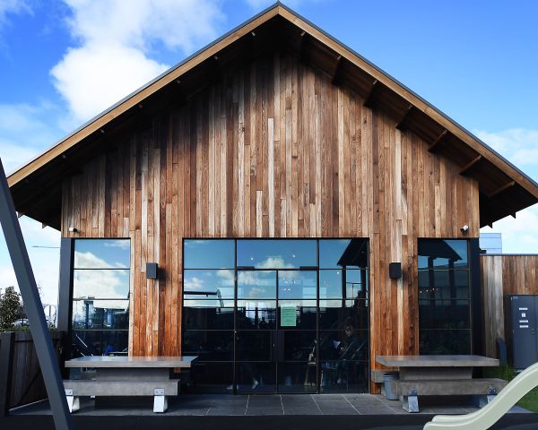 Una caffetteria calda e accogliente in legno tulipier