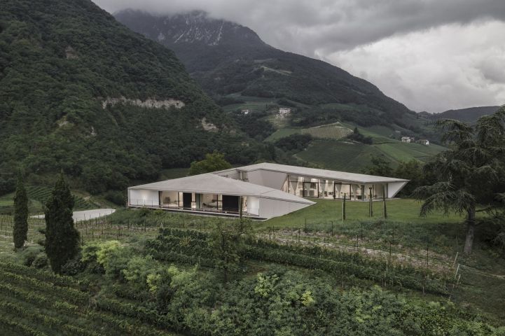 Kastelaz Hof: la villa sul vigneto ispirata al paesaggio naturale 