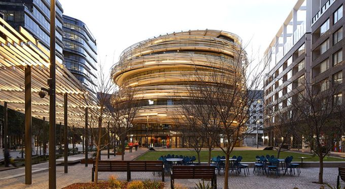 The Darling Exchange by Kengo Kuma: la più grande facciata curva in legno d’Australia