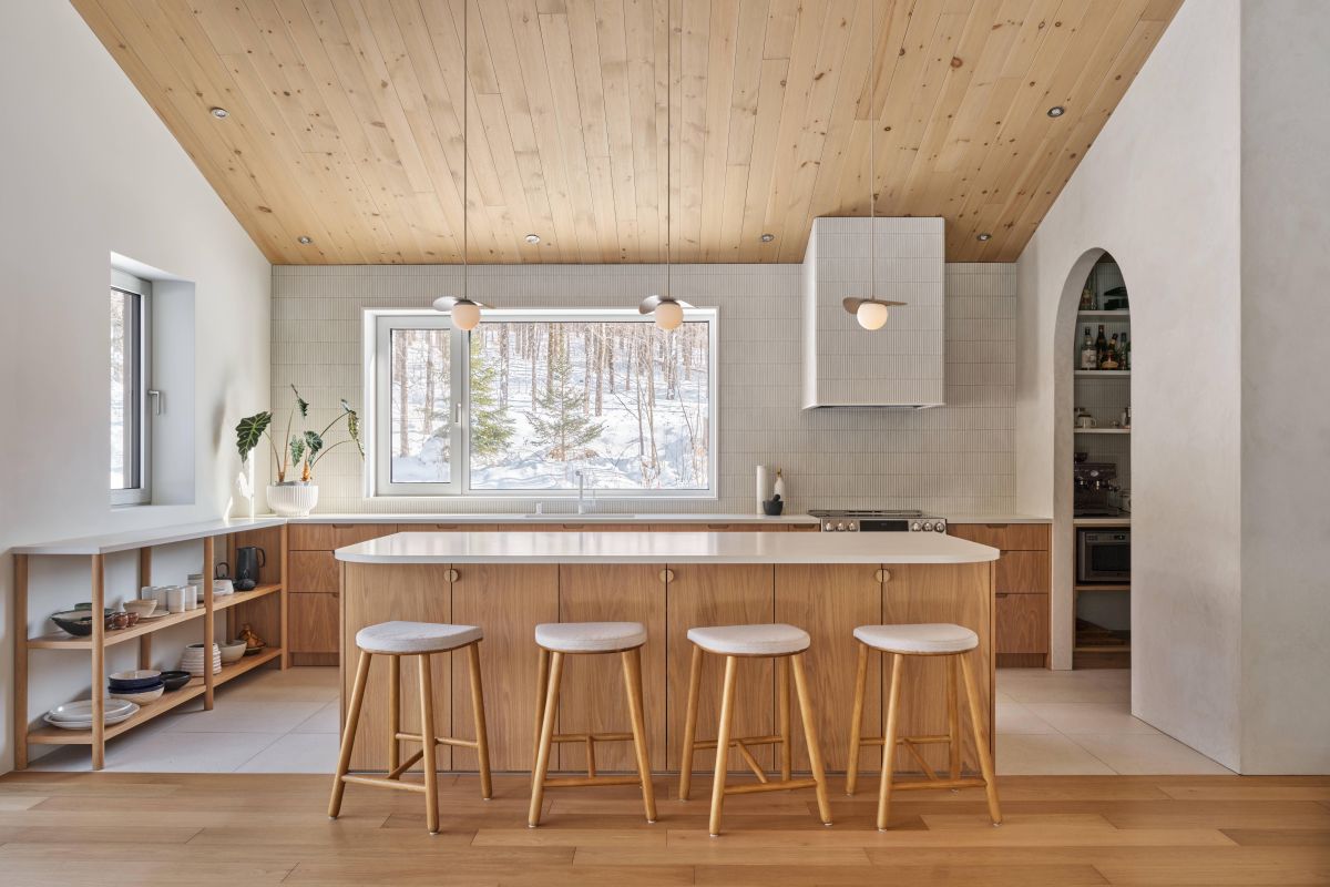 Questa abitazione immersa nella foresta canadese di Sutton e realizzata da Nony FAMILI e Le Local Design rappresenta bene il concetto di neuroarchitettura 