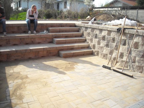 La gradinata, con alzate realizzate con i medesimi elementi di calcestruzzo utilizzati per i muri La gradinata, con alzate realizzate con i medesimi elementi di calcestruzzo utilizzati per i muri