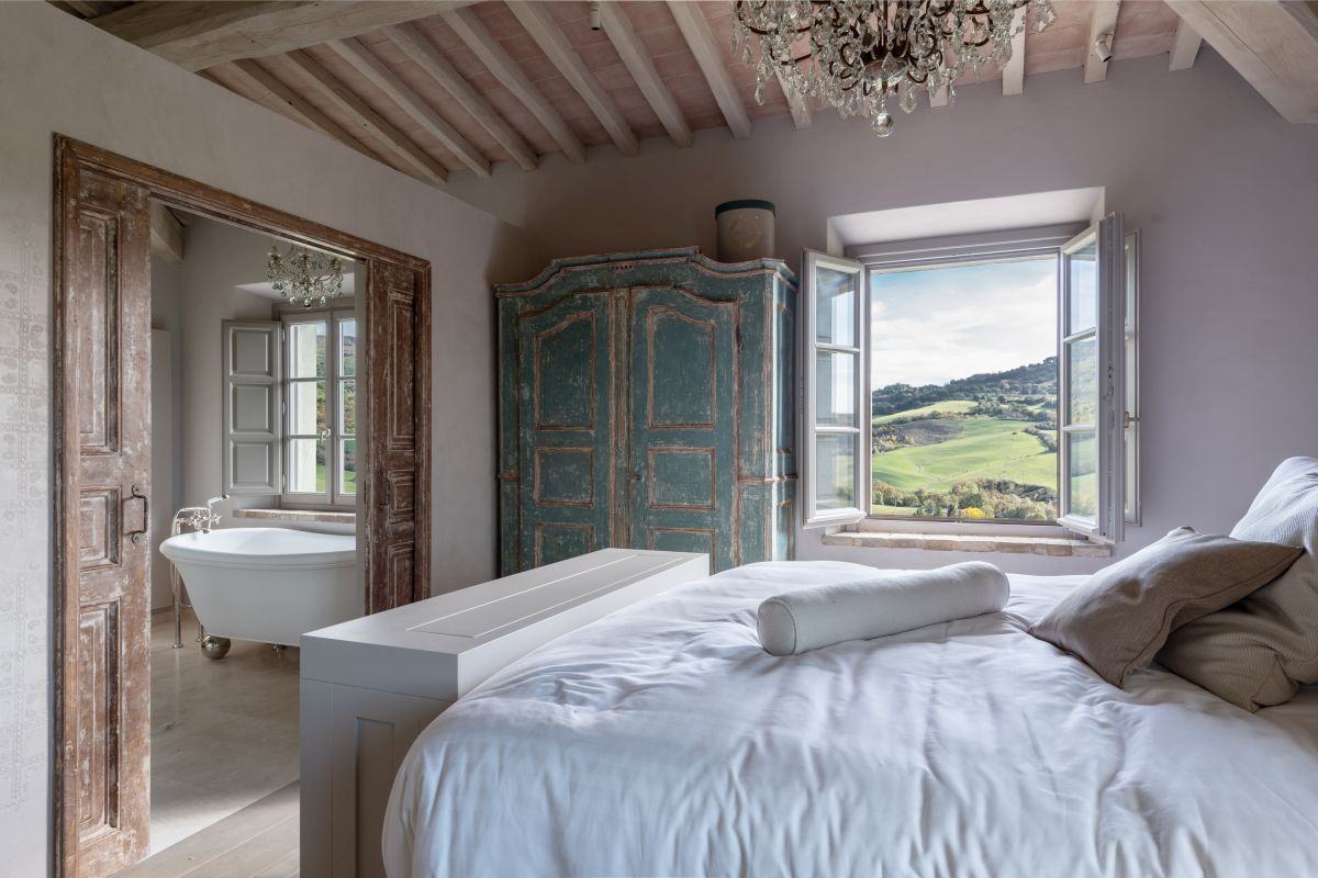 Interno del complesso “Il Tesoro" in località Il Casone e i borghi di Monteguidi e Mensano Interno del complesso “Il Tesoro" in località Il Casone e i borghi di Monteguidi e Mensano