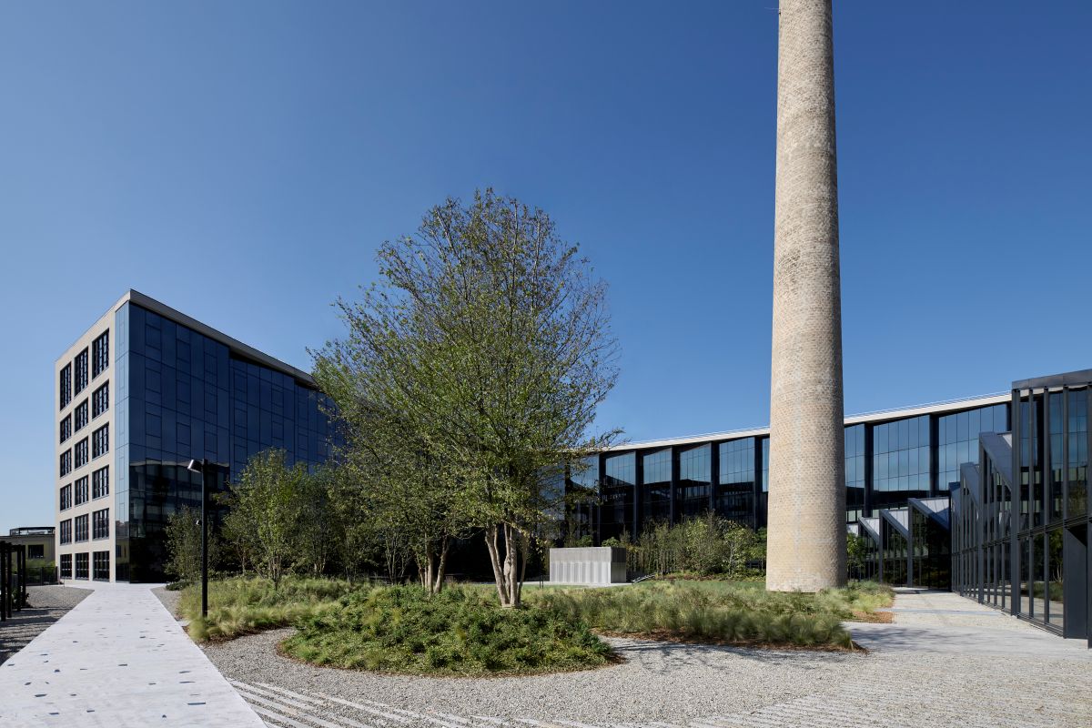 La storica ciminiera nella nuova sede di Moncler a Milano