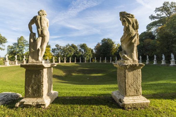 Le statue delle 52 cavallerizze che si trovano nel giardino di Villa Revedin Bolasco a Castelfranco Veneto