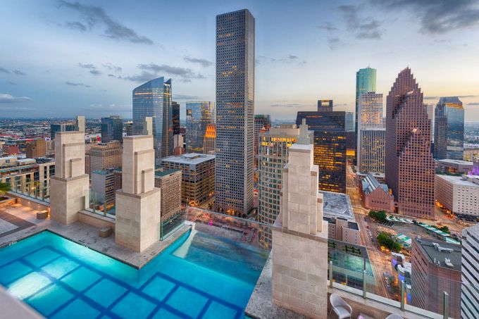 La piscina sospesa della Market Square Tower in Texas