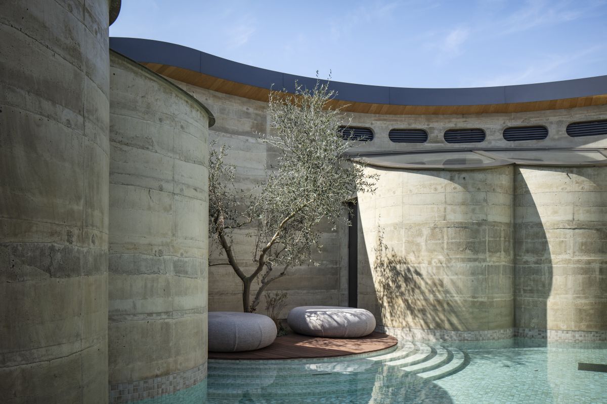 Una delle piscine del NOT A HOTEL Setouchi in Giappone Una delle piscine del NOT A HOTEL Setouchi in Giappone