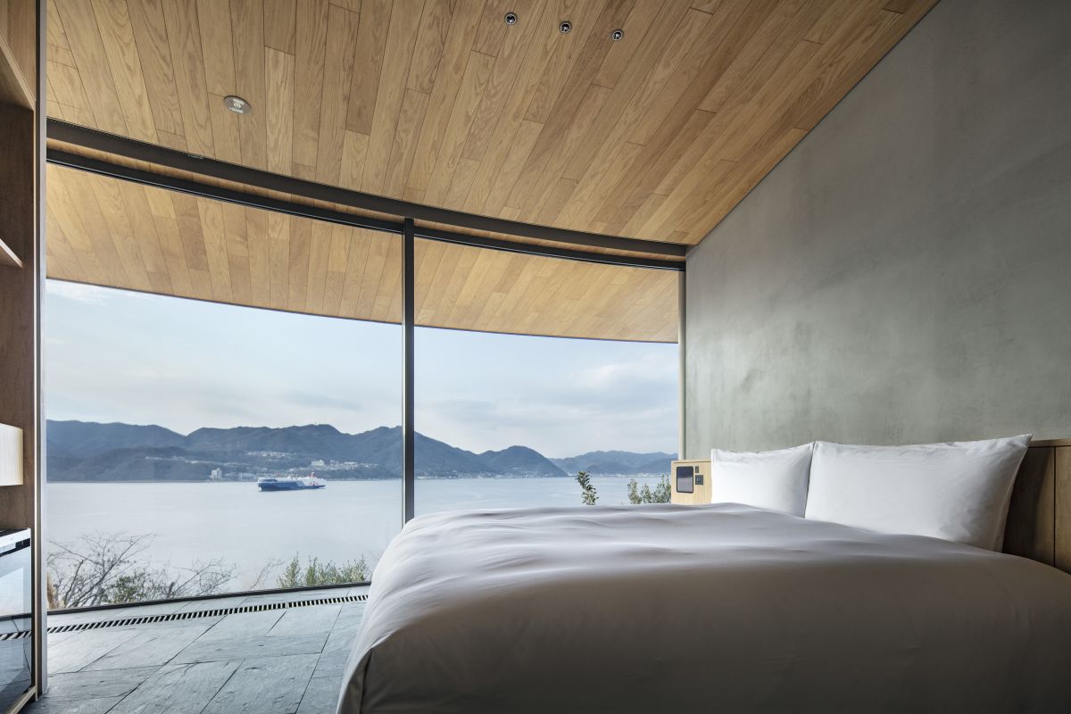facciate vetrate per gli interni delle 3 ville del NOT A HOTEL Setouchi in Giappone facciate vetrate per gli interni delle 3 ville del NOT A HOTEL Setouchi in Giappone