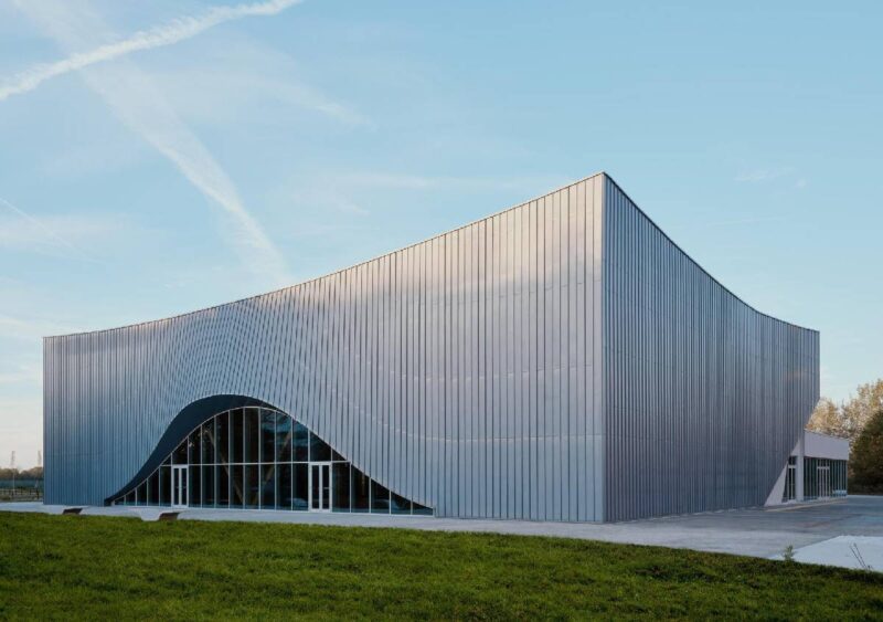 Volume, luce e materia: a Bergamo un centro sportivo in zinco-titanio zintek