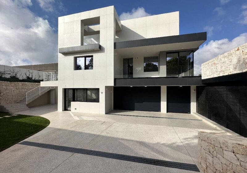 Chiusure ad alte prestazioni per una villa contemporanea e sostenibile