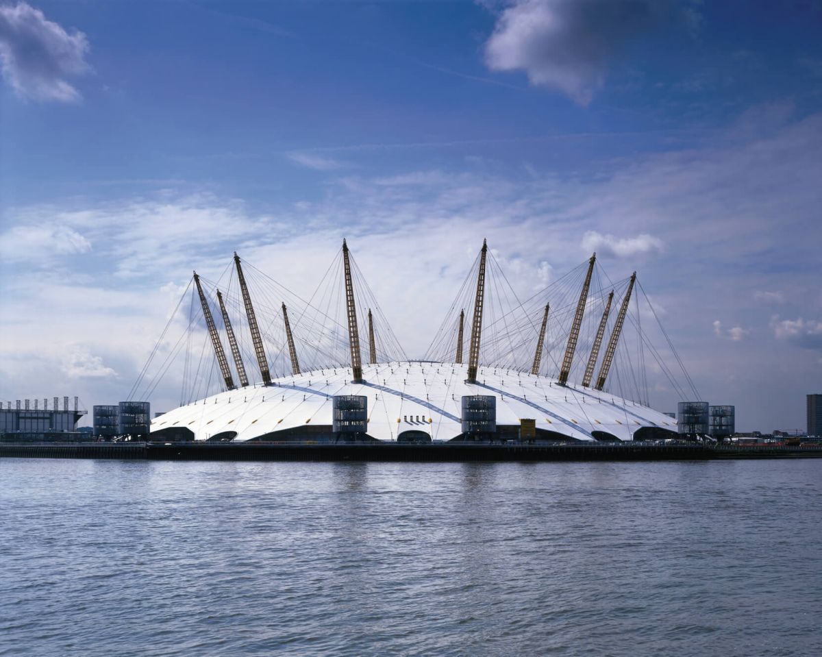 Millenium Dome a Londra progetto dall’architetto Richard Rogers, composto da una tecnostruttura