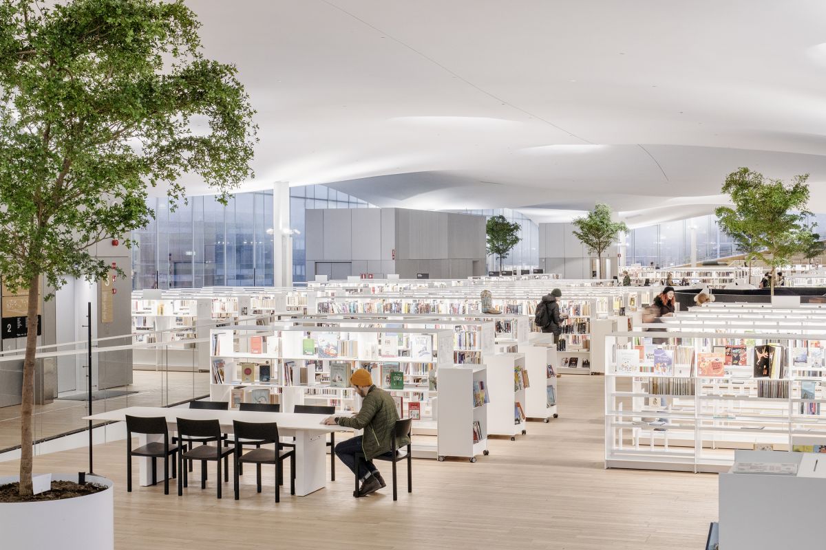 L'interno della Central Library Oodi di Helsinki, dello studio ALA Architects