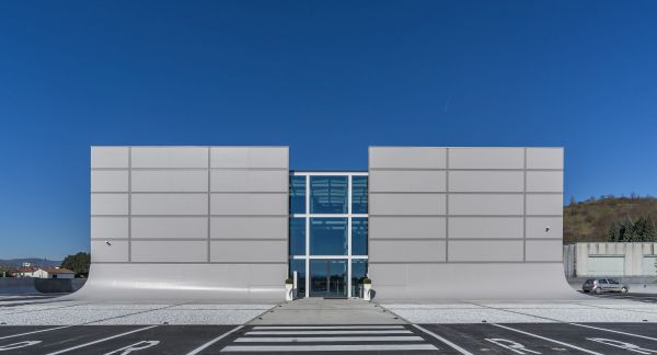 Pelletteria Ennepì, Un edificio sartoriale grazie a Baraclit