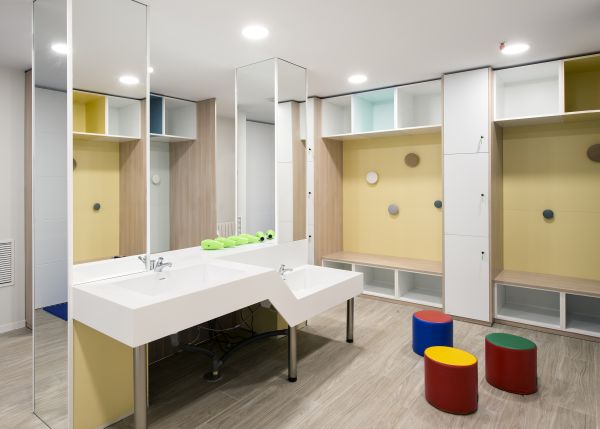 Elementi realizzati insolid surface Hi-Macs nella piscina Penguin di Barcellona Elementi realizzati insolid surface Hi-Macs nella piscina Penguin di Barcellona