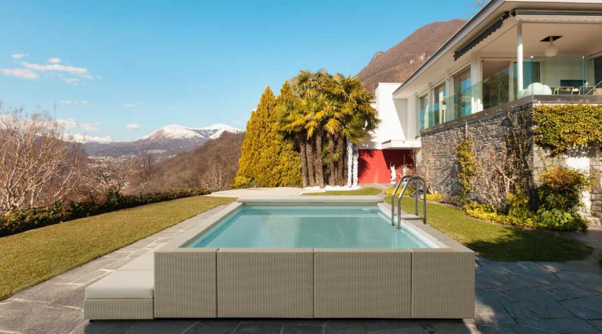 info-dalle-aziende-piscine-seminterrate-il-giardino-diventa-un-oasi