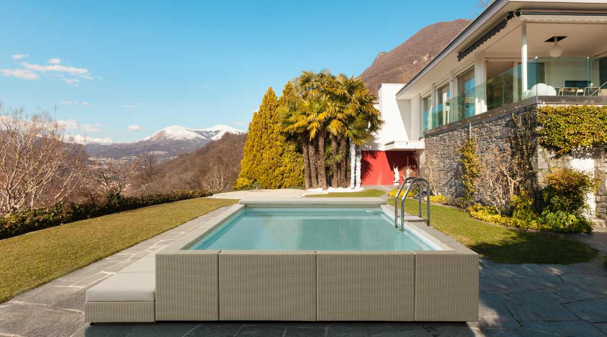 Piscine seminterrate: quando il giardino si trasforma in un'oasi di design